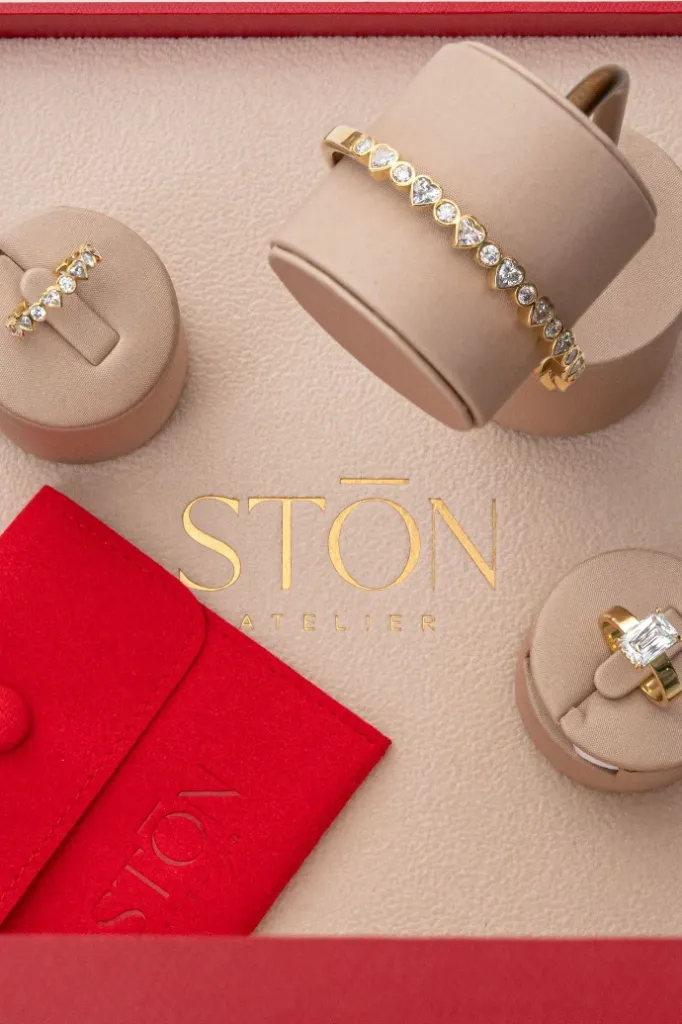 RBB5200 18KY HEART AND ROUND BANGLE BRACELET